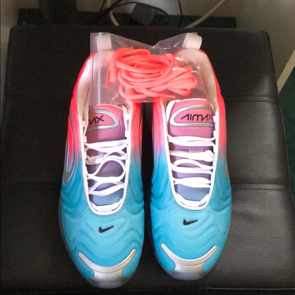Nike Air max 720 sneakers in pink and blue